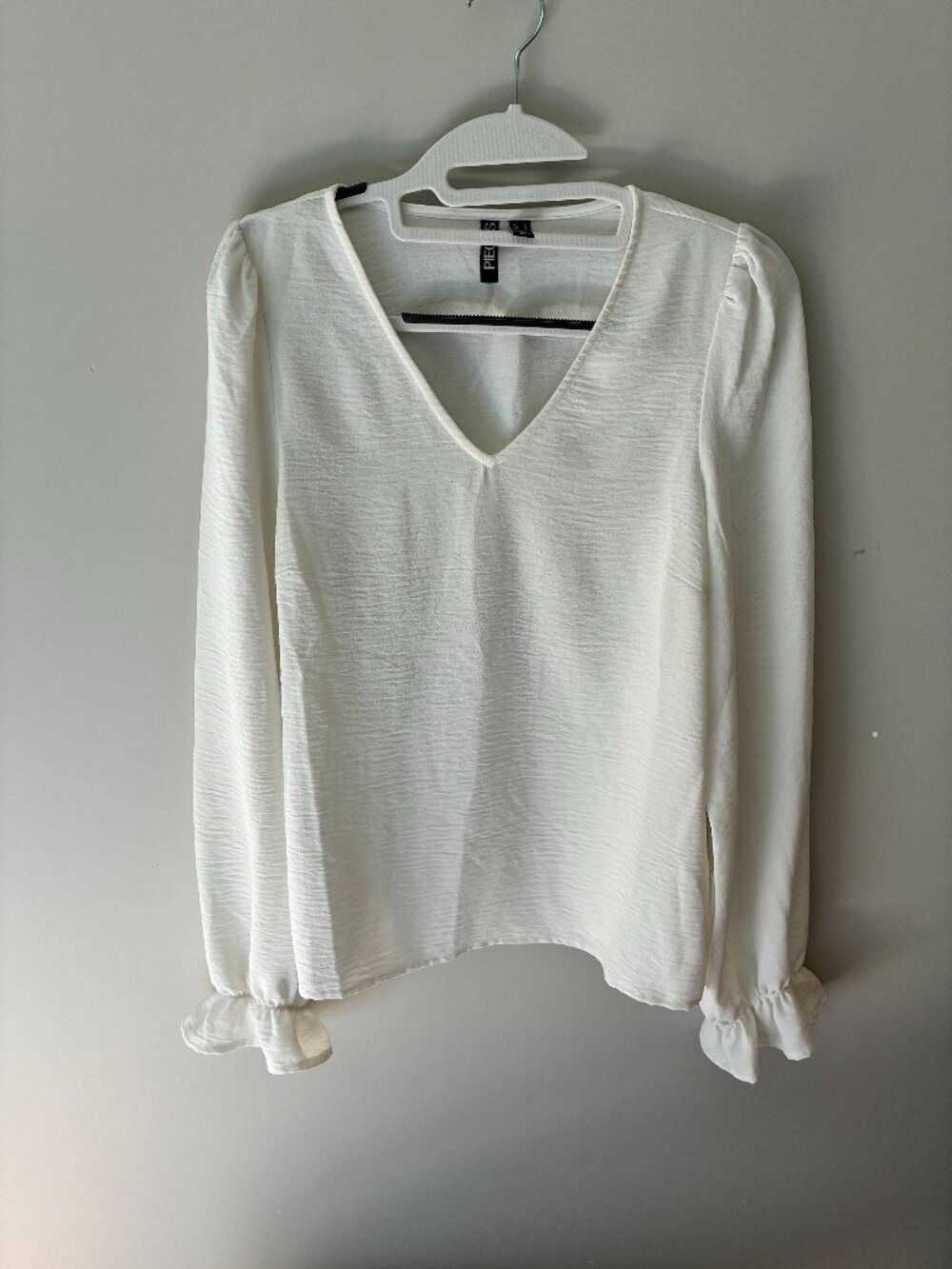 Blouse blanche texturée à col en V PIECES – Taille S